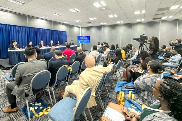 由中国贸促会研究院撰写的《全球供应链促进报告》在巴巴多斯全球供应链论坛的会外活动上发布。