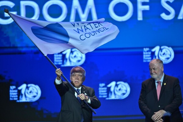 Indonesian Minister of Public Works and Housing Basuki Hadimuljono (left), accompanied by the President of the World Water Council Loïc Fauchon, waved the World Water Council flag as a sign of the 10th World Water Forum has concluded.