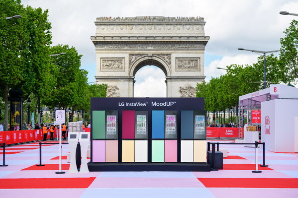 LG Electronics hosted a grand picnic on Paris’s iconic Champs-Élysées to celebrate the release of LG InstaView™ with MoodUP™ in France. (PRNewsfoto/LG Electronics, Inc.)