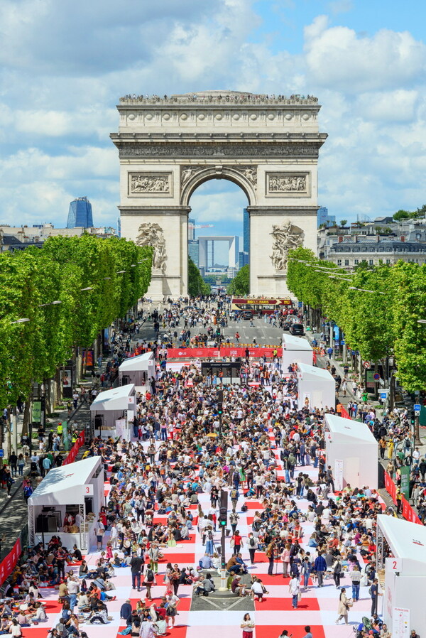 LG Electronics hosted a grand picnic on Paris’s iconic Champs-Élysées to celebrate the release of LG InstaView™ with MoodUP™ in France.