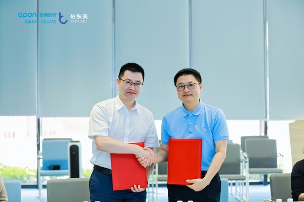 柏肤美总经理郑祥强先生（左）与爱朋医疗董事长王凝宇先生（右）代表双方签署战略合作协议