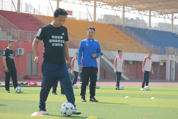 来自河北新河县的体育教师接受实践授课
