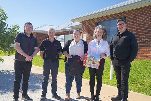 the latest Opening Doors home, along with (left to right):
John Wright (GoodWe), Byron Hall (AWM Echuca), Lauren Davy (CLRS), Leah Taffe (CLRS) and Sam Barry (AWM Echuca)