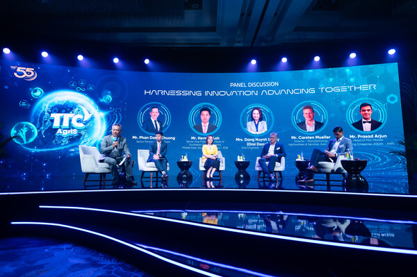 Experts and leaders from EDB, IFC, EY Vietnam, AWS, and TTC AgriS participated in panel discussion themed “Harnessing Innovation – Advancing Together”
