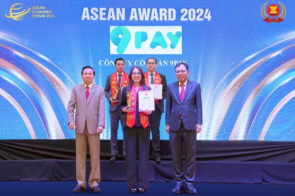 Ms Trang Susi - 9Pay's Marketing Director received the Top 10 ASEAN Typical Enterprises Award (PRNewsfoto/9Pay JSC)