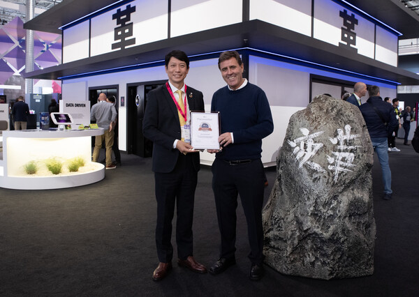 Keypoint Intelligence’s German Sacristan presenting Koji Miyao, President, Ricoh Graphic Communications & Senior Corporate Officer, with the BLI Pacesetter Award at Ricoh’s House of HENKAKU at drupa 2024