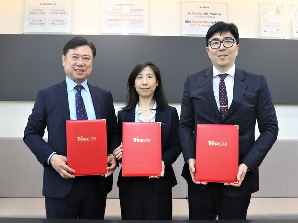 L-R: Chang Seok Lee, Director of SolarTEQ; Li Na, Trinasolar General Manager for Israel, Japan and Korea in Asia-Pacific; Hyungum Cho, CEO of CSC Energy