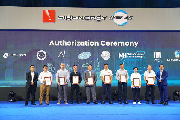 Sigenergy presented certificates to authorized resellers.