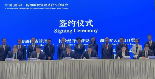 Photo shows that a strategic cooperation agreement between Snowsky Salt subsidiary and Singaporean company Faesol is signed at the China (Hunan)-Singapore Investment and Trade Cooperation Forum held in Singapore on May 28, 2024. (Provided by Snowsky Salt)