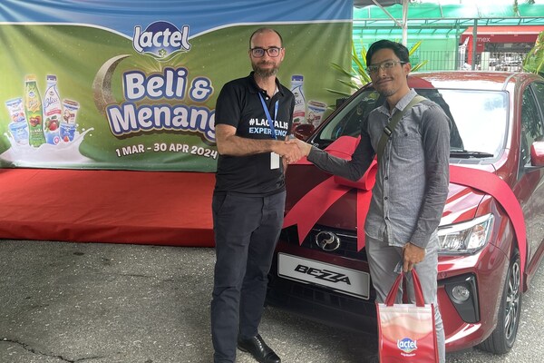(Dari kiri ke kanan) Paul Cazes, Pengurus Besar Lactalis Malaysia bersama Pemenang Hadiah Utama, Muhammad Najmi Adha bin Hj Nasir bergambar dengan kereta pertamanya, Perodua Bezza serba baharu
