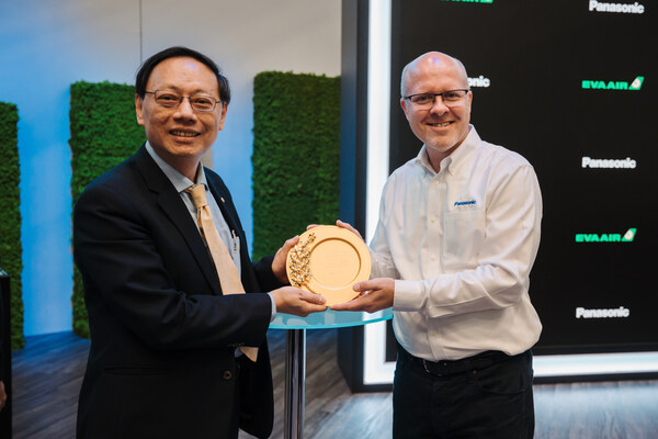 [From left to right] Victor Chiang, Vice President Corporate Planning Division, EVA, and Ken Sain, CEO of Panasonic Avionics, celebrate a 20-year partnership and a new agreement for IFE, including Panasonic Avionics' Astrova, and Connectivity across 54 aircraft.