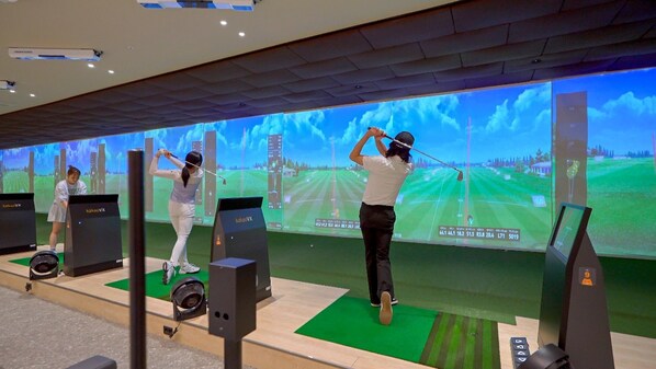 Friends Academy uses Optoma laser projectors for indoor simulator applications.