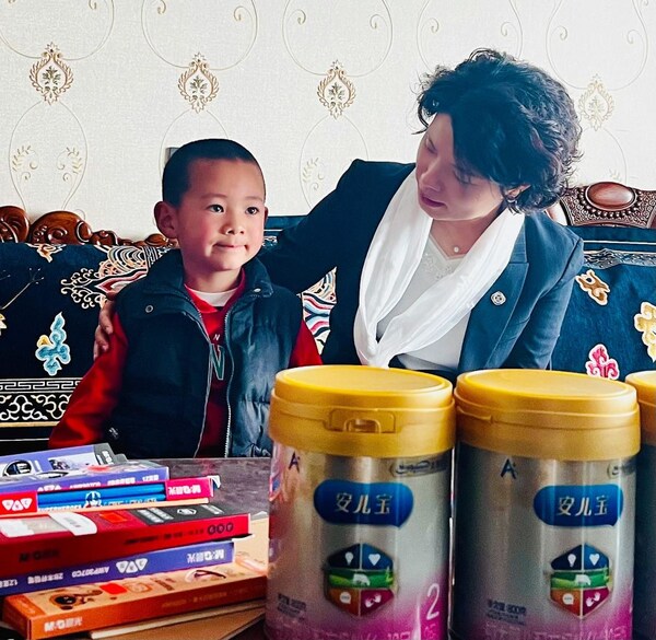 美贊臣公益基金會理事長趙麗關愛西藏林芝家庭