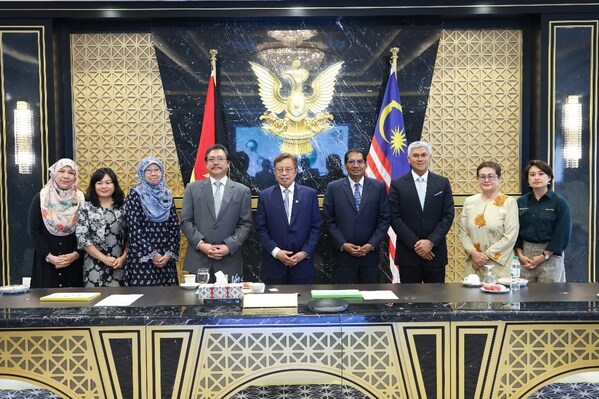 Premier Datuk Patinggi Tan Sri Abang Johari Tun Openg (middle) discusses the final preparations for APGH 2024 with Deputy Minister for Energy and Environmental Sustainability, Datuk Dr. Hazland Abang Hipni (fourth from left), and the Borneo Business Connect organising team during a courtesy call at his office.