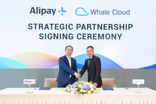 Yishi Chen (right), Executive Vice President of Whale Cloud International and Zhixian Li (left), Senior Director, Alipay+ Wallet Tech at Ant International, during the signing ceremony