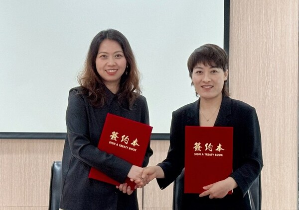 立邦中国TUC事业群家装事业部副总裁查毅敏（图左）和志邦家居集团副总裁王芳（图右）代表双方企业签约