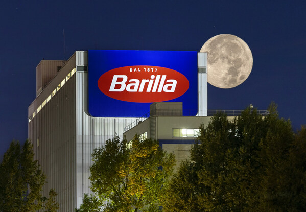 Since 2010, Barilla has reformulated and improved nearly 500 products. In 2023, an investment of 230 million euros was allocated to product and process innovation, with 45 million euros dedicated to Research and Development