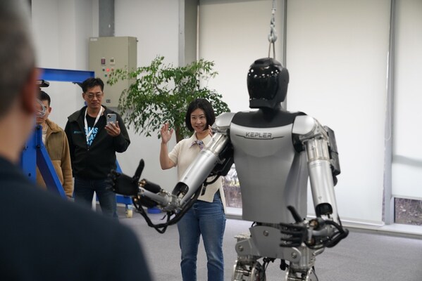 Aloysius Chong等一行在胡德波的带领下参观了开普勒机器人实验室