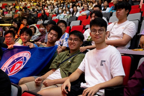 銀娛邀請澳門院校學生到現場觀看精彩賽事，感受排球運動的熱情。