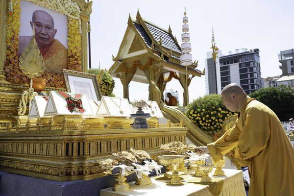 Venerable Yin Shun Attends the Cremation Ceremony for Samdech Preah Agga Maha Sangharajadhipati Tep Vong