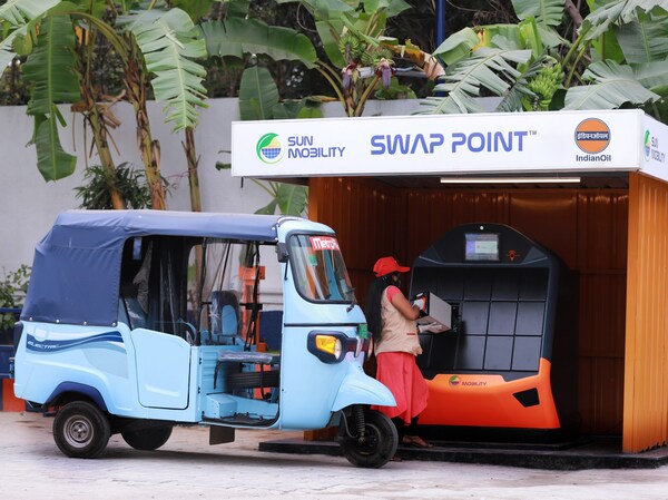 Woman driver swapping at the IndianOil SUN Mobility station