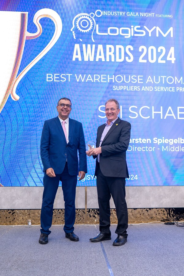 Singapore (05/16)- Bob Gill, Chairman of the LogiSYM Awards Judging Panel, presented the 2024 Best Warehouse Automation Company Award to Carsten Spiegelberg, Managing Director at SSI Schaefer for Middle East & Africa.