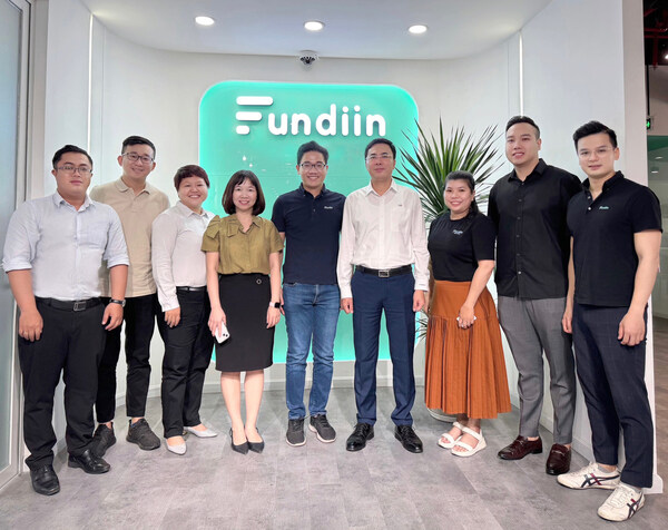 Mr. Nguyen Anh Cuong, CEO of Fundiin (fifth from the left), along with his colleagues, welcomed the CIC working group led by Mr. Le Anh Tuan, Deputy CEO of CIC (sixth from the left), at the Fundiin office.
