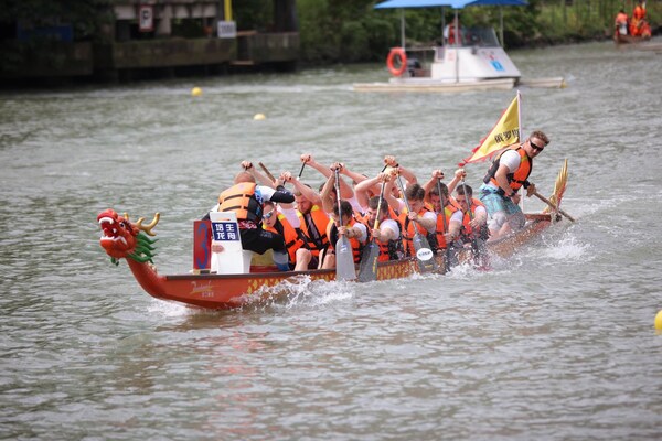 Xinhua Silk Road: Dragon boat race presents Chinese-style 