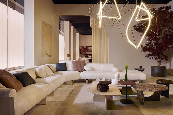 由 Studiopepe 设计的 Stami Sofa Plus 沙发；由  Tollgard+Castellani 设计的 Sensei 茶几。