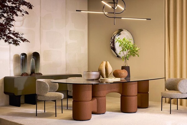 由 Massimo Castagna 设计的 Molecola 桌；由 Studiopepe 设计的 Stami Sideboard 边柜。