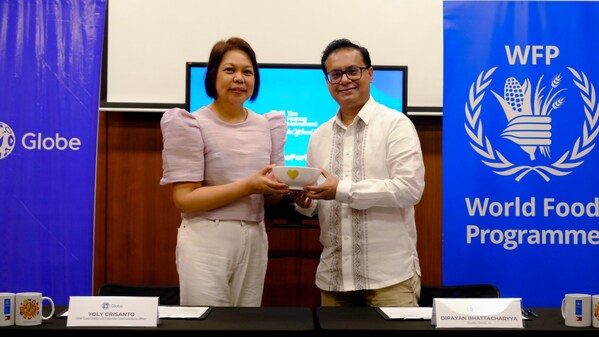 Globe Chief Sustainability and Corporate Communications Officer Yoly Crisanto formalizes the partnership of the Hapag Movement with the UN World Food Program, signing the agreement with Dipayan Bhattacharyya, Director a.i. in the Philippines.