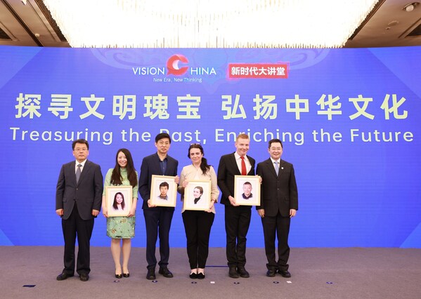 Liu Huiyan (far left), head of the publicity department of the CPC Liaoning Provincial Committee, and Qu Yingpu (far right), publisher and editor-in-chief of China Daily, pose for photos with speakers after presenting them keepsakes during the Vision China event in Jinzhou, Liaoning province, on Sunday. [Photo by Feng Yongbin/China Daily] (PRNewsfoto/China Daily)