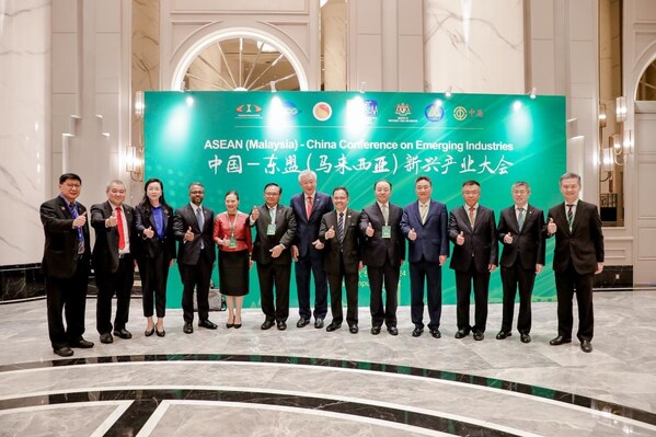 Group photo of VIP guests before the opening ceremony.