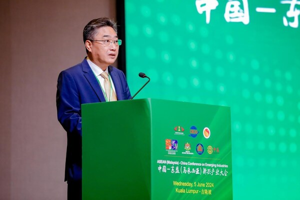 ACC Secretary-General Shi Zhongjun delivers a speech.