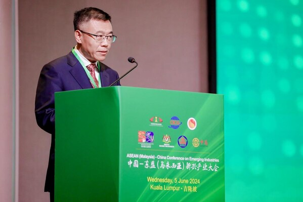 CICG Vice President Liu Dawei delivers a speech.