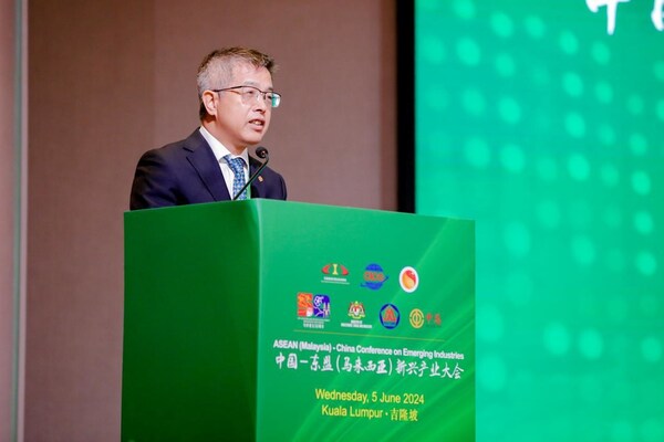 CECCM President Ni Qingjiu delivers a speech.