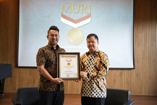 Jakarta (06/11) - Bayer Consumer Health Indonesia set a MURI record by holding " The First Live Stream Using Indonesian Sign Language for Self-Care Health Education". Osmar Susilo, Deputy Director of MURI (right), presented the MURI record certificate to Fauzan Akbar, Country Digital & eCommerce Lead for Bayer Consumer Health Indonesia (left)."