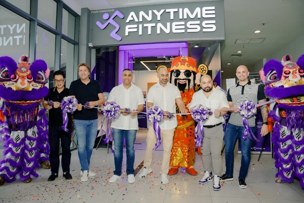 Pictured from Left to Right: Taka Suzuki, Vice President and Sander Van Den Born, Executive Vice President from Self Esteem Brands International (Master Franchisors from Anytime Fitness); Azmi Sadaka and Faheem Essop, Franchisees of Anytime Fitness Amerin Mall; Mark De Joya, Chief Operating Officer, Anytime Fitness Asia and Rick Mecum, Senior Operations, Self Esteem Brands International officiating the Grand Opening with a Ribbon-Cutting Ceremony.