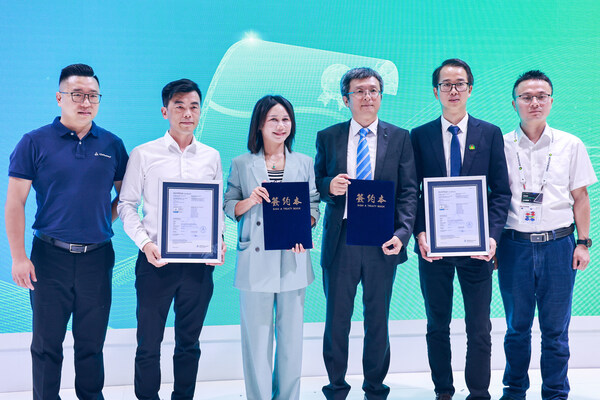 Haiyan Huang (middle), EVP&CSO at Astronergy, received certificate from TÜV Rheinlands at SNEC on June 13.