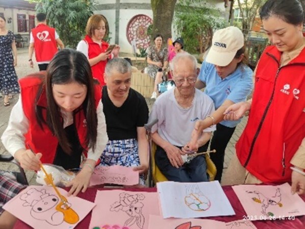 2023年6月，大家保险志愿者在四川成都九里提社区养老服务站开展“倾听者”陪伴活动