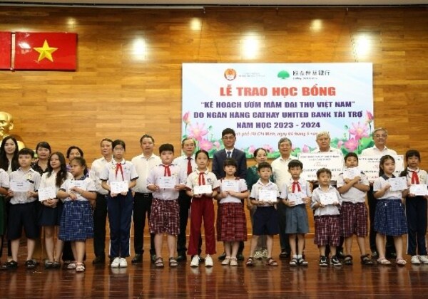 Cathay United Bank has been working alongside Cathay United Bank Foundation since 2008 to launch the "Elevated Tree Program in Vietnam". Since its launch 16 years ago, the Program has granted over 18,000 scholarships totaling to 780 million VND to thousands of Vietnamese students, allowing them to pursue their education and achieve their dreams.
