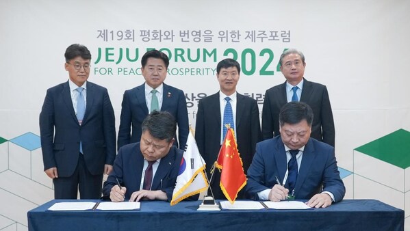 Representatives of Hainan and Jeju at the signing of the 
