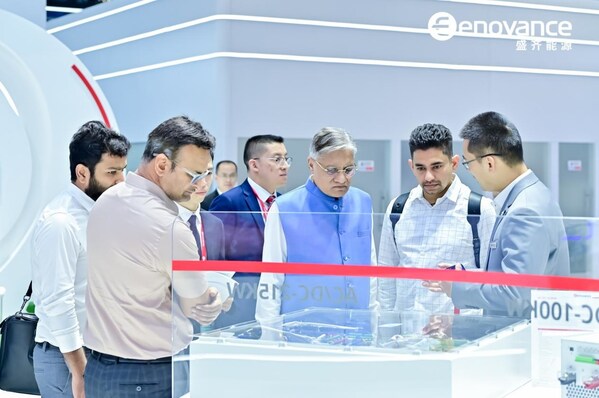 Attendees engage with Eenovance Energy’s innovative energy storage solutions at SNEC 2024, showcasing the latest advancements in the industry. (PRNewsfoto/Eenovance)