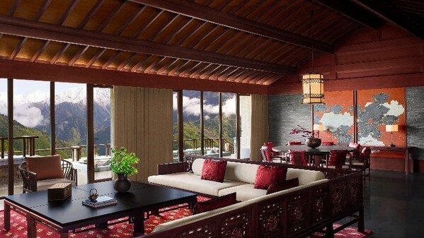 从酒店别墅卧室与客厅遥望森林、山景和藏寨