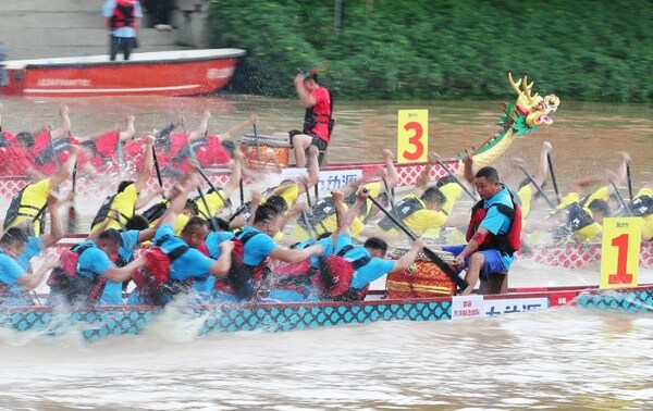 Photo provided to Xinhua shows the scene for a dragon boat race held in Yulin during the the 14th China (Yulin) Traditional Chinese Medicine Expo and 2024 Yulin Dragon Boat Festival Cultural Carnival on June 10. (PRNewsfoto/Xinhua Silk Road)