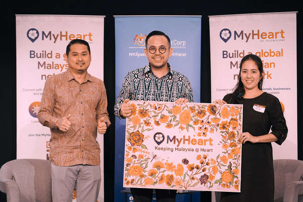 YB Steven Sim Chee Keong, Minister of Human Resources and Nazrul Aziz, TalentCorp Group Chief Strategy Officer presented with a batik piece designed by UK-based Malaysian batik artist Shirlyn Low of #BatikYing.
