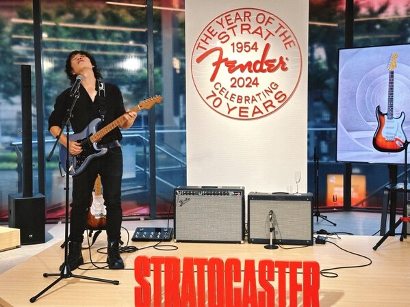 表情银行吉他手 Robin 刘人友现场演示 Stratocaster® 70周年纪念版琴款
