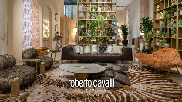 Roberto Cavalli Home Interiors，2024 年米兰国际家具展
新系列，Wings 扶手椅 – Blake 三人座沙发 – Turkana 矮桌
