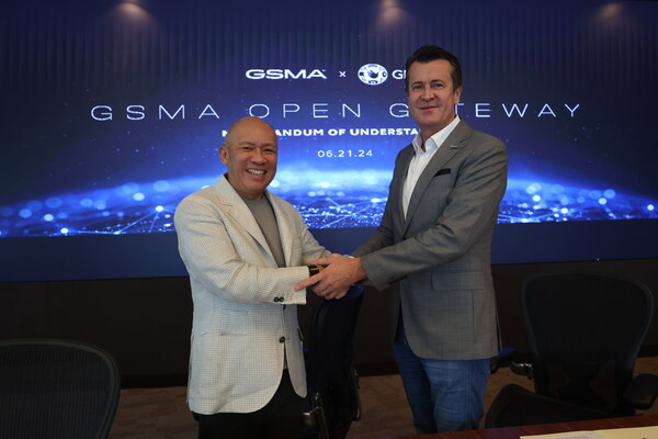 Ernest Cu, Globe President and CEO (L), and Julian M. Gorman, GSMA Asia Pacific Head, sign an MOU marking Globe’s entry into GSMA’s Open Gateway, June 21, 2024.