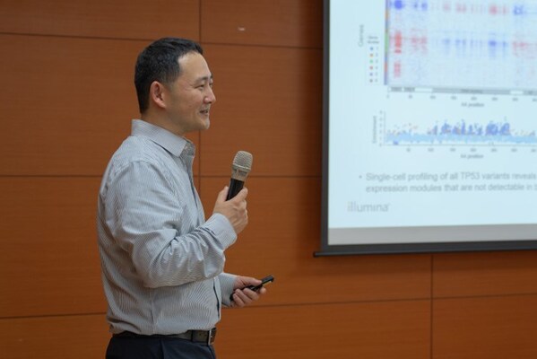 樊鎧豪博士講解如何以深度神經網絡技術預測基因剪接模式。